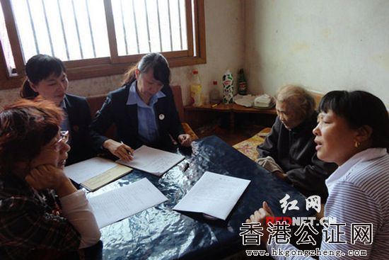 (入戶為困難群眾辦理公證)