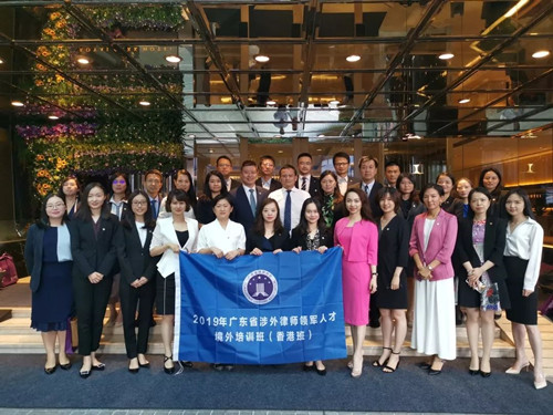 省律協(xié)副會(huì)長童新、港澳臺(tái)和外事委副主任楊閏與優(yōu)秀學(xué)員們合影